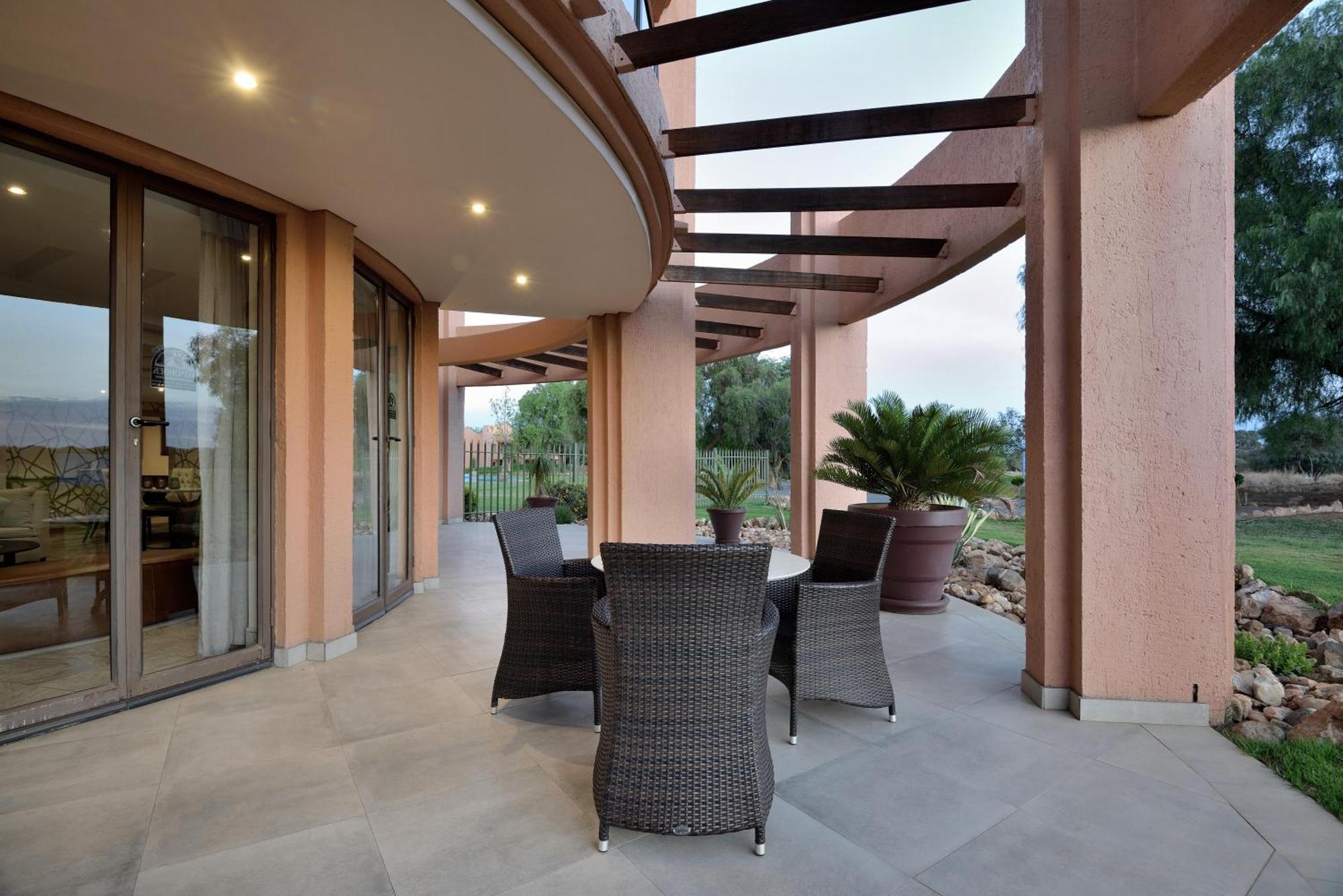 Windhoek Country Club Resort Экстерьер фото