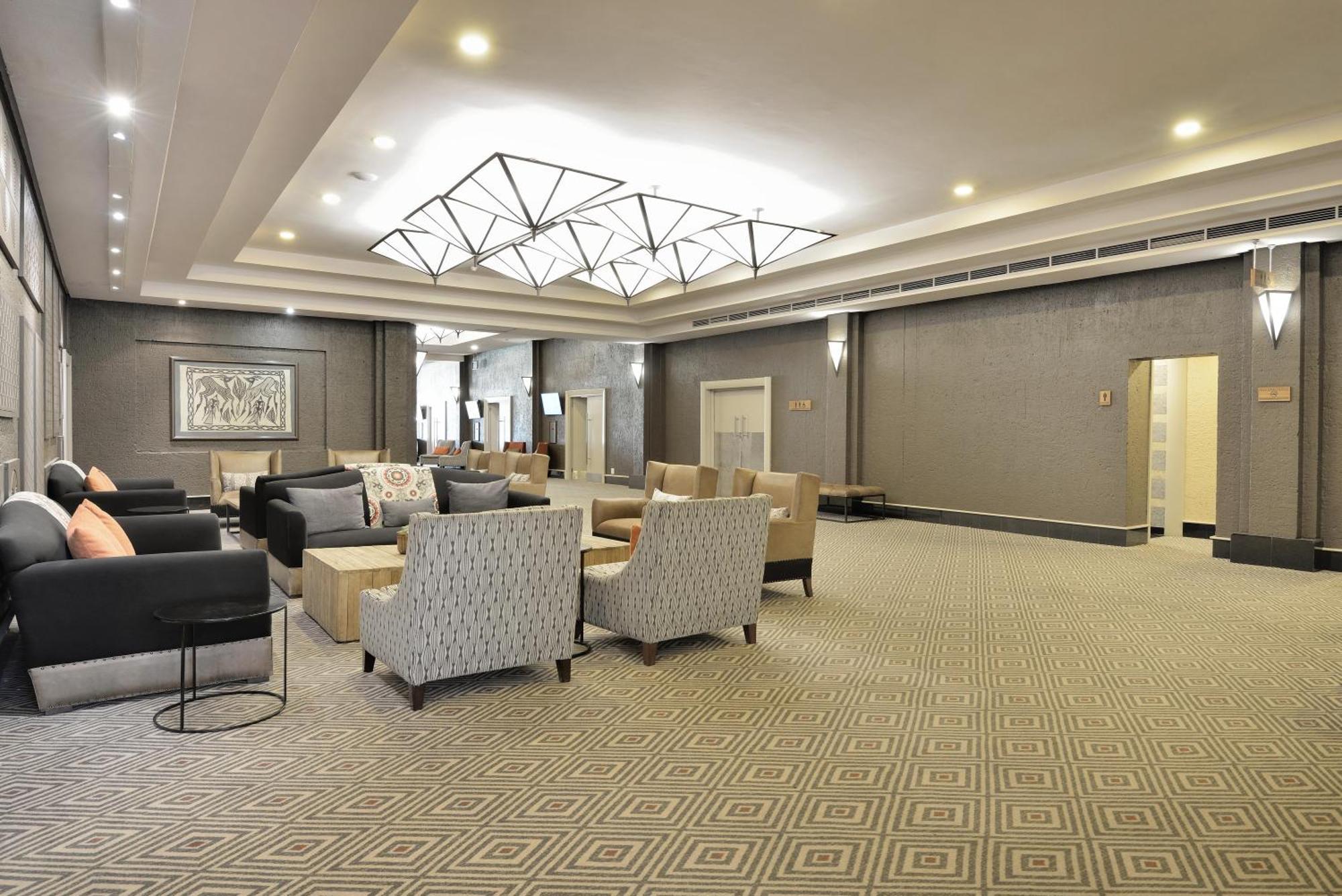 Windhoek Country Club Resort Экстерьер фото