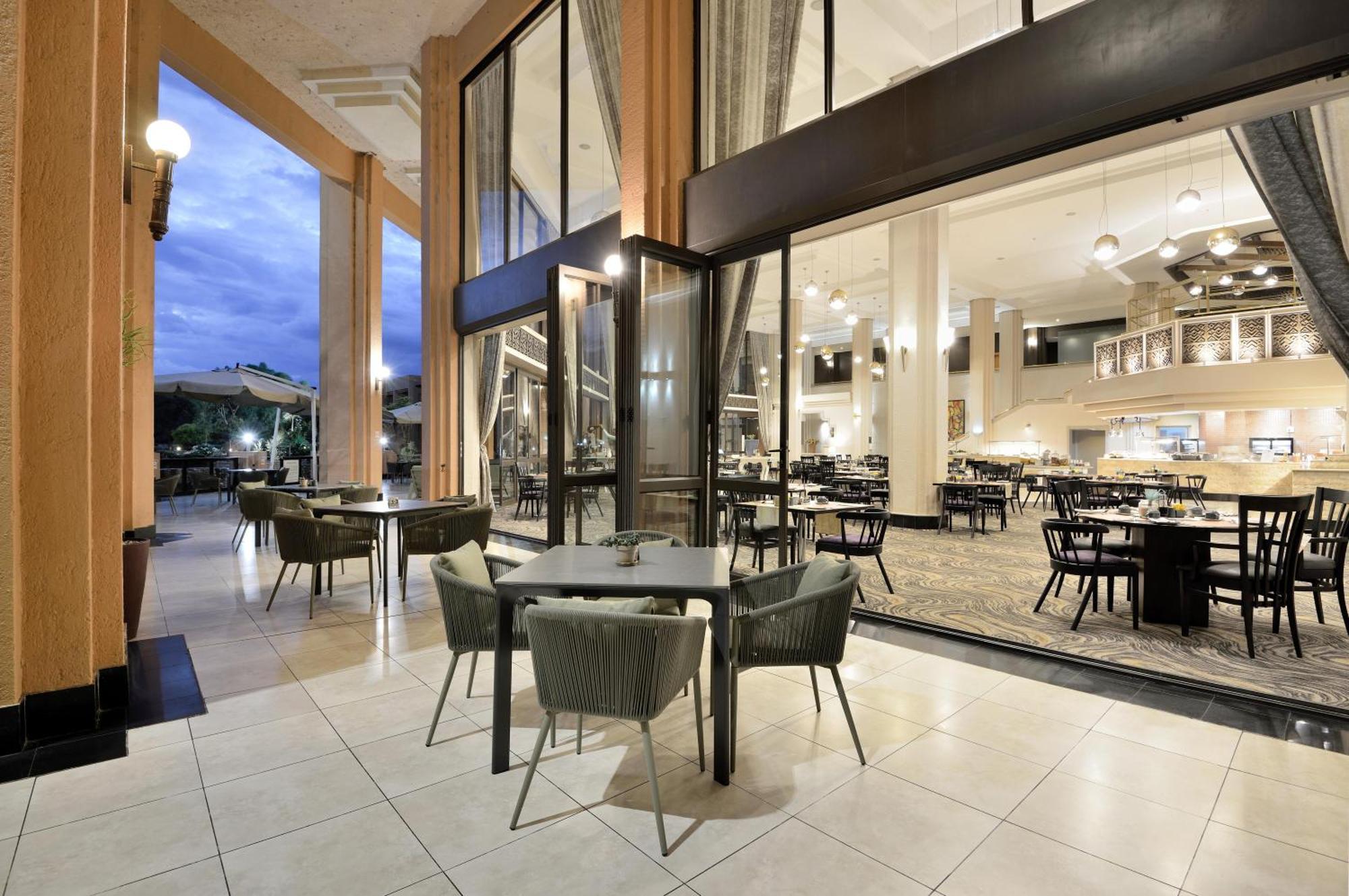 Windhoek Country Club Resort Экстерьер фото