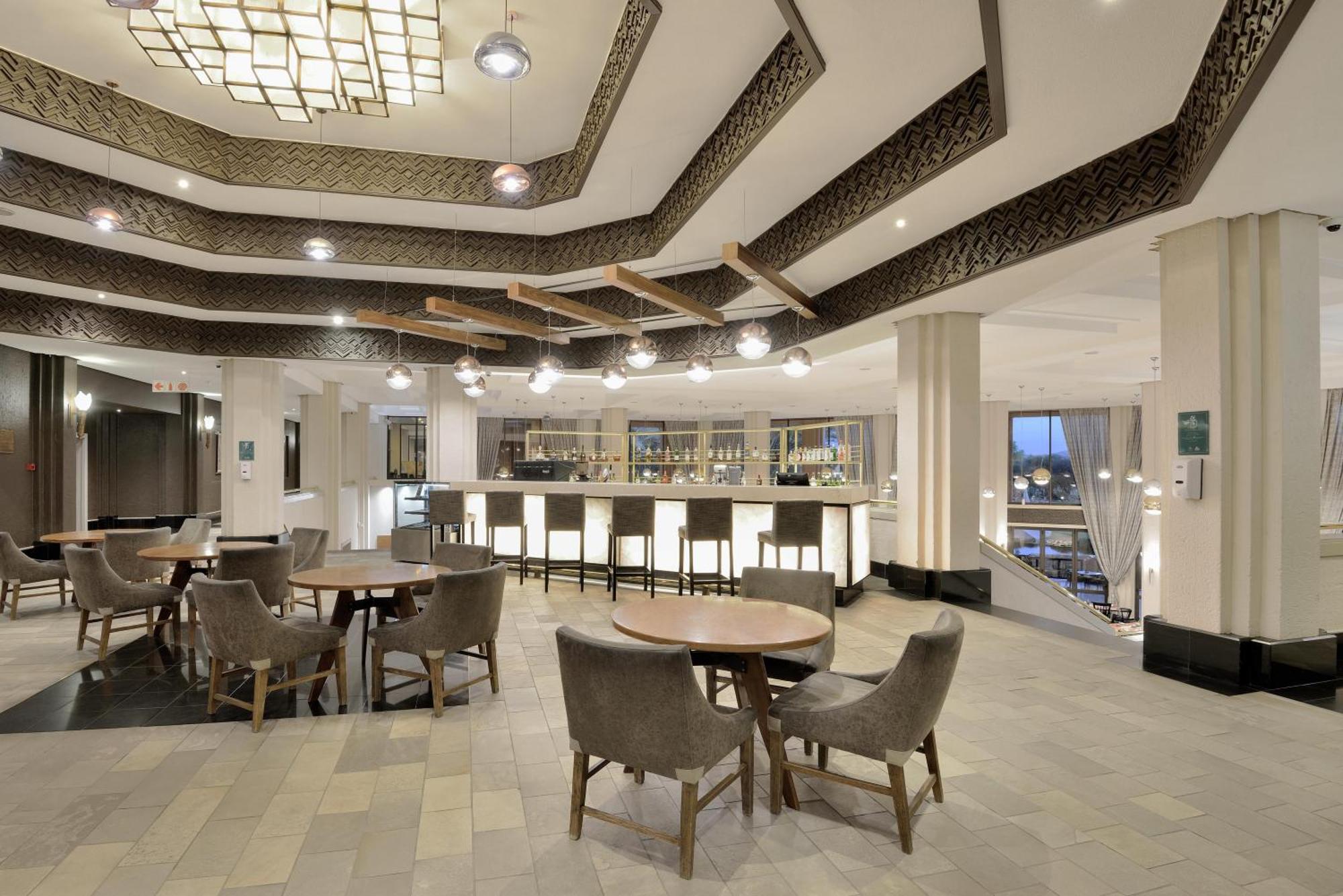 Windhoek Country Club Resort Экстерьер фото