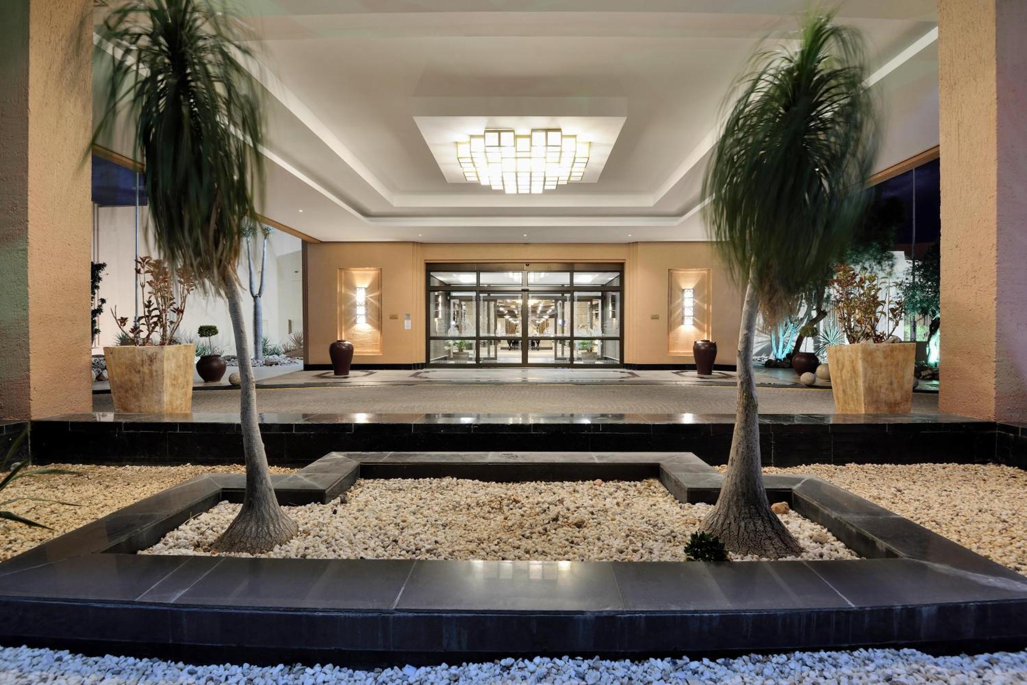 Windhoek Country Club Resort Экстерьер фото